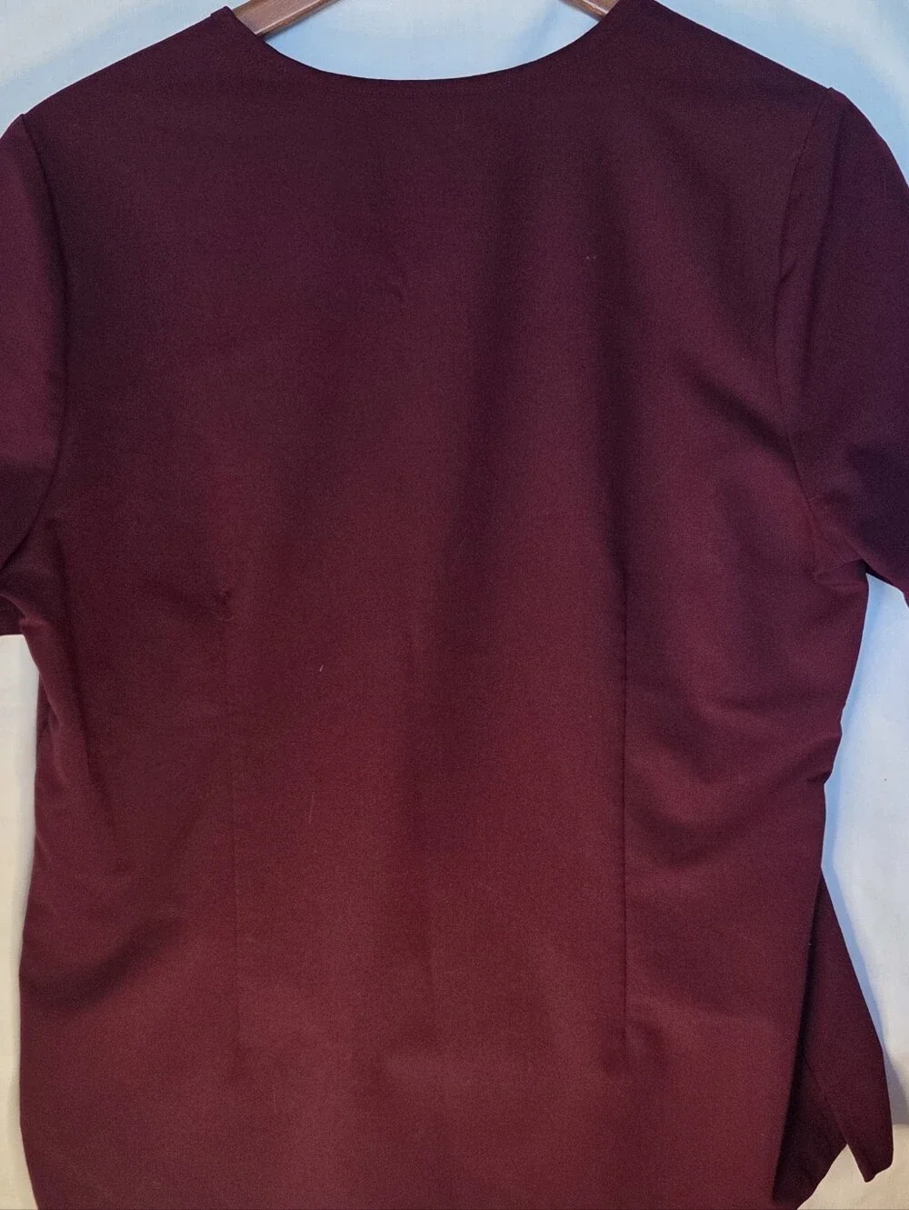 FIGS Catarina One Pocket Scrub Top Burgundy Women’s Sz L Short Sleeve Technical